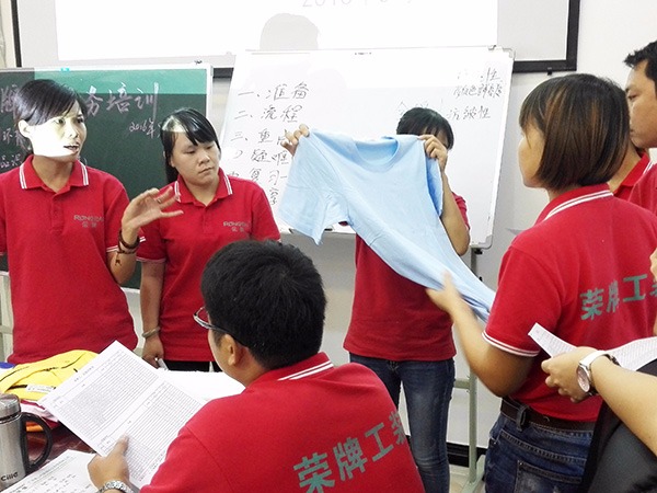 超凡国际员工培训现场